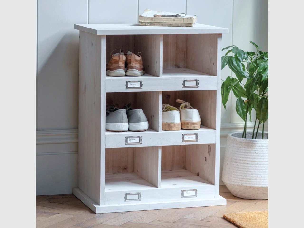 Chedworth 6 Shoe Locker In Whitewash - Spruce